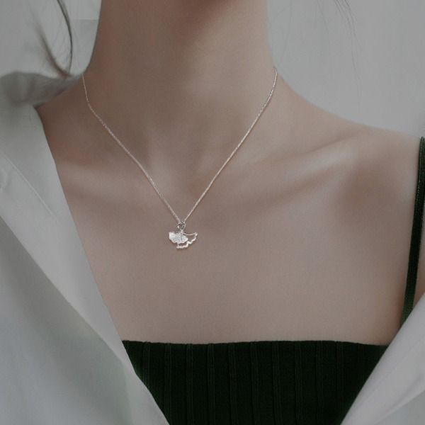 Delicate Leaf Pendant Necklace for Women Ladies - Adjustable Silver Chain 40-45cm with Extension, Nature-Inspired Jewelry Gift (Birthday, Wedding, Everyday)