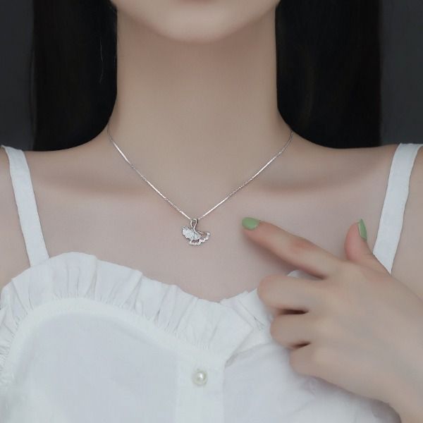 Delicate Leaf Pendant Necklace for Women Ladies - Adjustable Silver Chain 40-45cm with Extension, Nature-Inspired Jewelry Gift (Birthday, Wedding, Everyday)