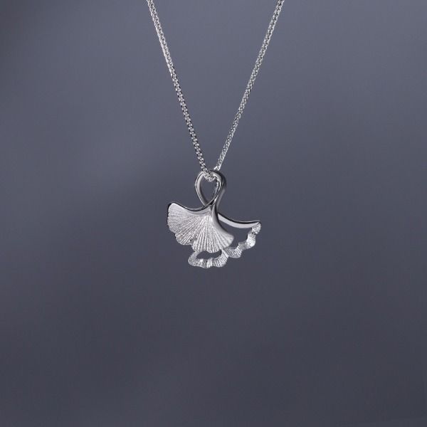 Delicate Leaf Pendant Necklace for Women Ladies - Adjustable Silver Chain 40-45cm with Extension, Nature-Inspired Jewelry Gift (Birthday, Wedding, Everyday)