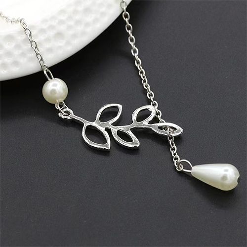 ‌Silver Leaf Necklace with Pearl Accent for Ladies - Adjustable Chain Women's Jewelry, Elegant Nature-Inspired Pendant Gift for Her (Wedding/Birthday/Everyday)