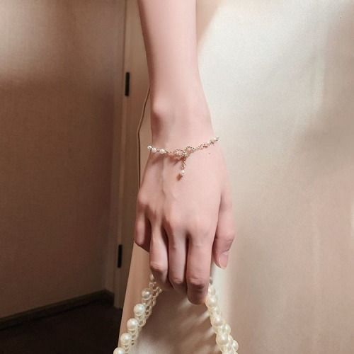 PINCHUAN Pearl Bow Bracelet, Ladies Butterfly Bracelet for Women, Dainty Butterfly Pearl Pendant Bracelet Lady Statement Pearl Bracelet for Bridal Wedding Bows Jewelry