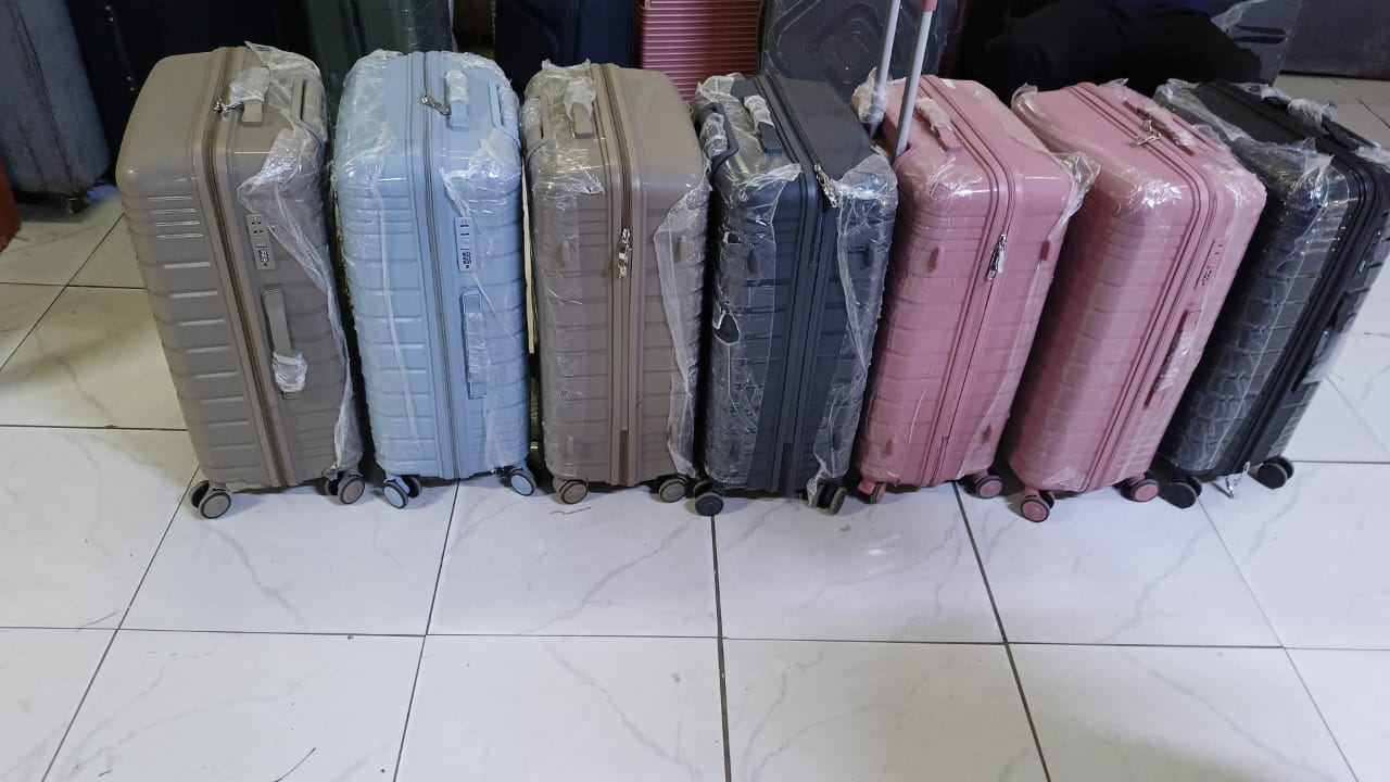 *🕸Unbreakable rubber suitcase Pp 3-in-1 suitcase set* 🕸Beautiful colours 🕸Light weight 🕸Scratch resistant 💮360°wheel rotation 🕸Double compartment 🕸3 digits combination code 🕸Easy to