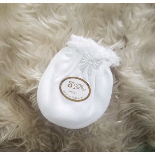 Fashion Baby Super Soft Warm Newborn Mittens are designed to keep your little one's hands cozy and protected. Made from ultra-soft, high-quality materials, these mittens provide warmth and comfort