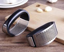 Ring Garlic Crusher – Stainless Steel Manual Garlic Press with Ergonomic Ring Handle, Multi-Function Portable Ginger Mincer & Kitchen Tool – Dishwasher Safe