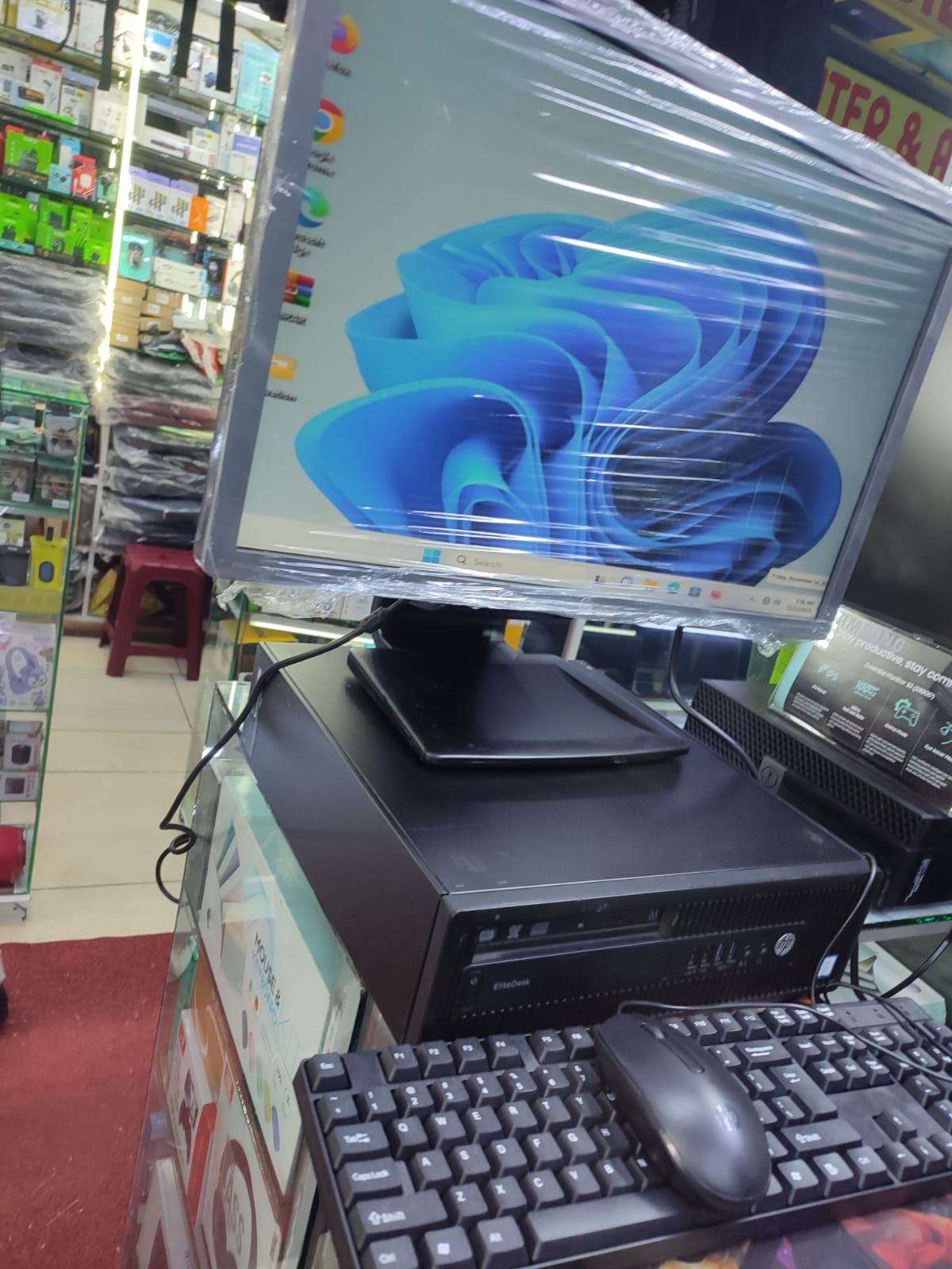 HP ELITEDESK DESKTOP AND MONITOR 6TH GENERATION COI5 8GBRAM 500HDD WITH 24'' MONITOR ,KEYBOARD AND MOUSE