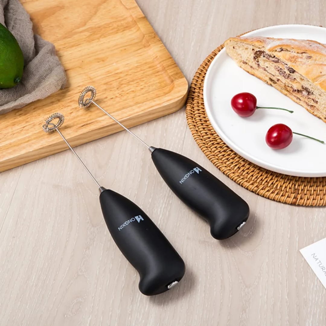 🥳🫒UNBEATABLE DEALS 🌿 🍒 Battery-Powered Milk & Coffee Frother – Perfect Creamy Foam in Seconds!🔥 Turn Your Home into a Café with Barista-Style Froth! 🔥