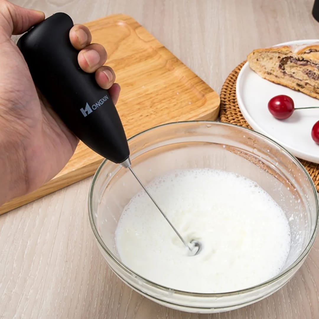 🥳🫒UNBEATABLE DEALS 🌿 🍒 Battery-Powered Milk & Coffee Frother – Perfect Creamy Foam in Seconds!🔥 Turn Your Home into a Café with Barista-Style Froth! 🔥