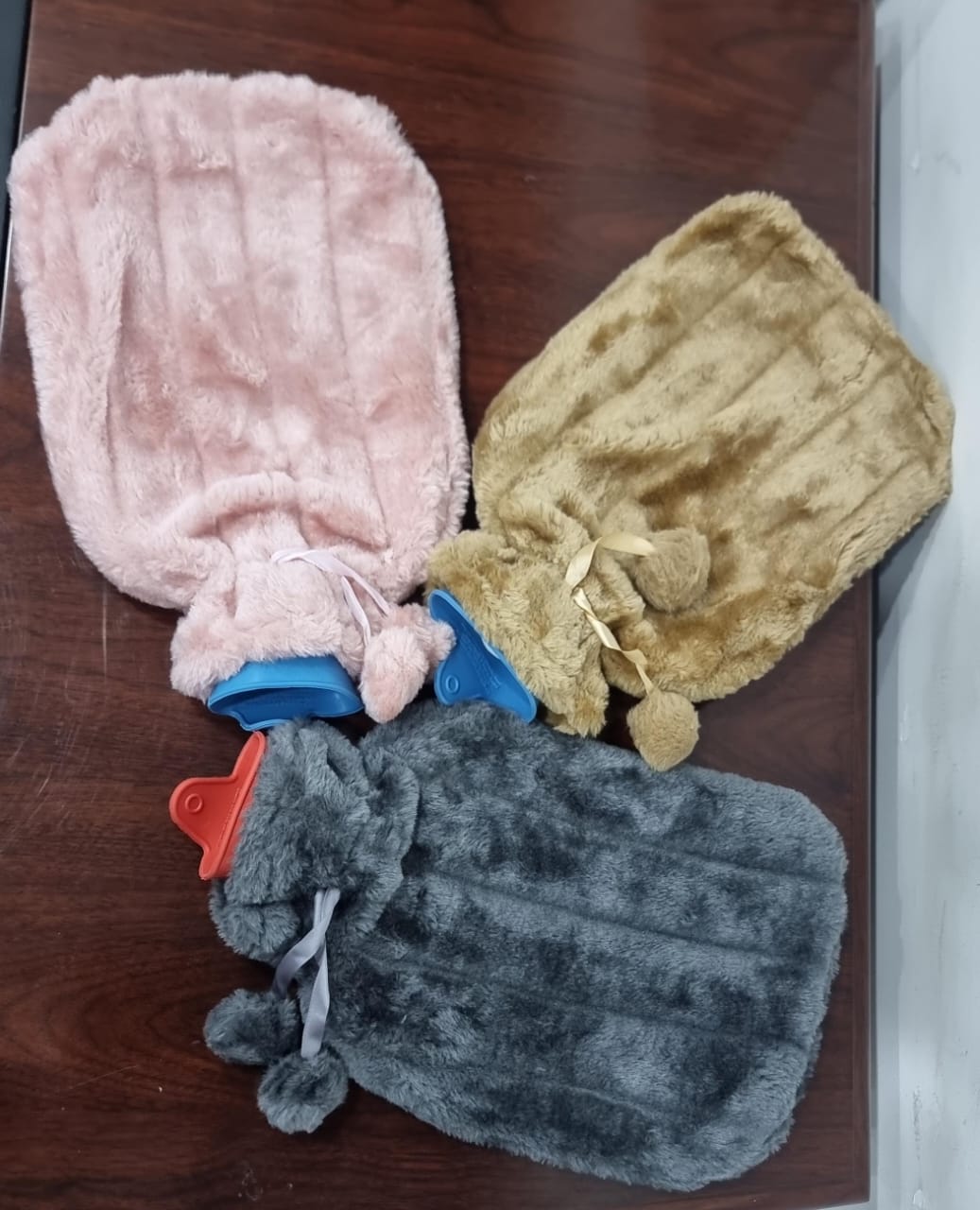*New arrival* 🎉🎉🎉🎉



*fluffy fabric covered 2 litre hot water bottle bag noavailable

*Available in 3 colours, gray ,gold &peach*