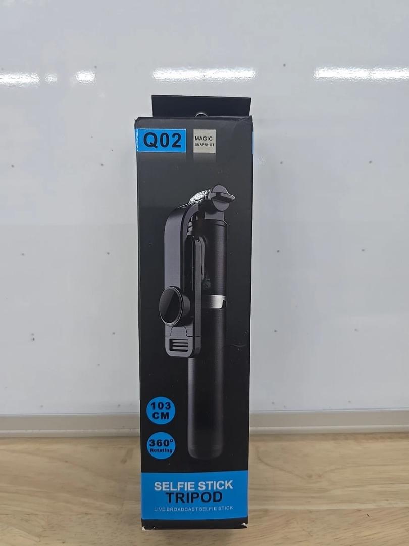 Q02 Magic Snapshot Selfie Stick Tripod Live Broadcast Selfie Stick. Black NEW