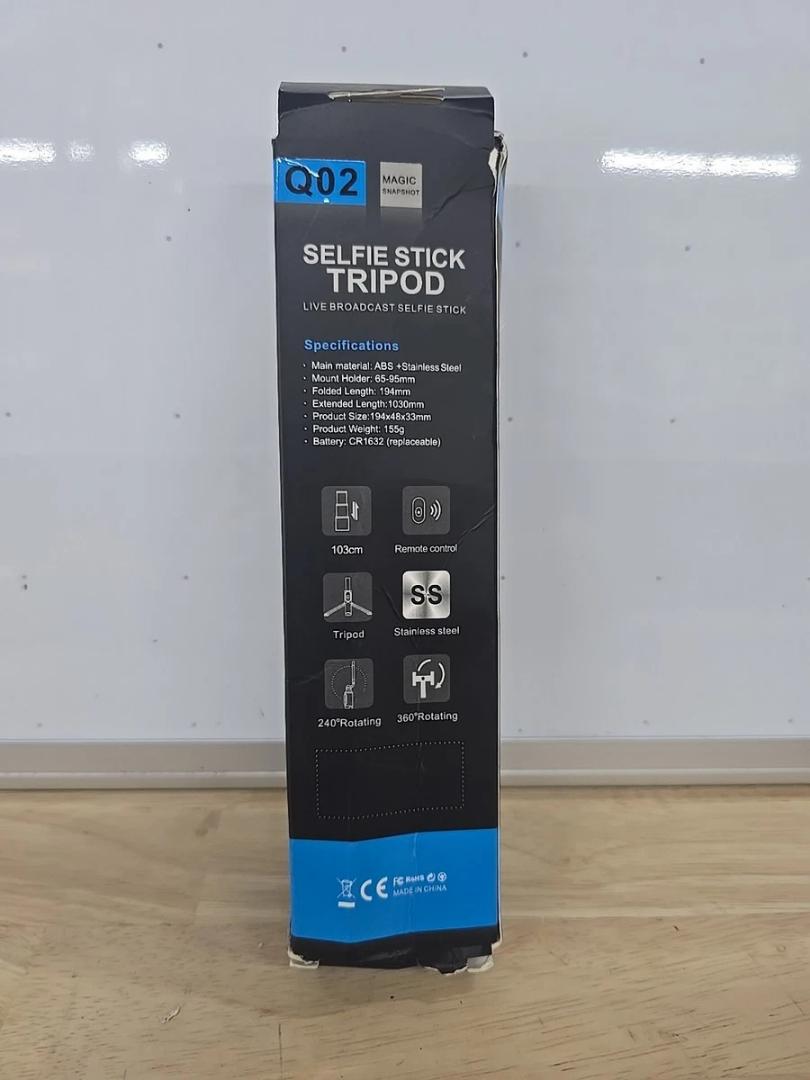 Q02 Magic Snapshot Selfie Stick Tripod Live Broadcast Selfie Stick. Black NEW