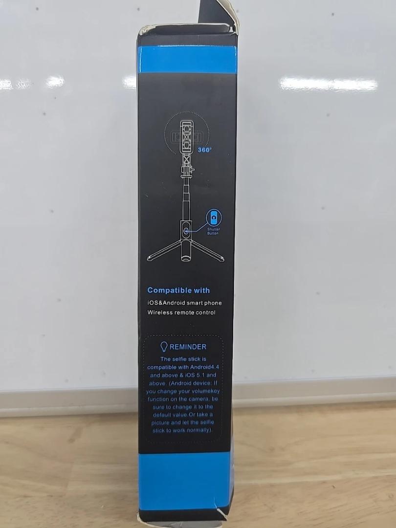 Q02 Magic Snapshot Selfie Stick Tripod Live Broadcast Selfie Stick. Black NEW