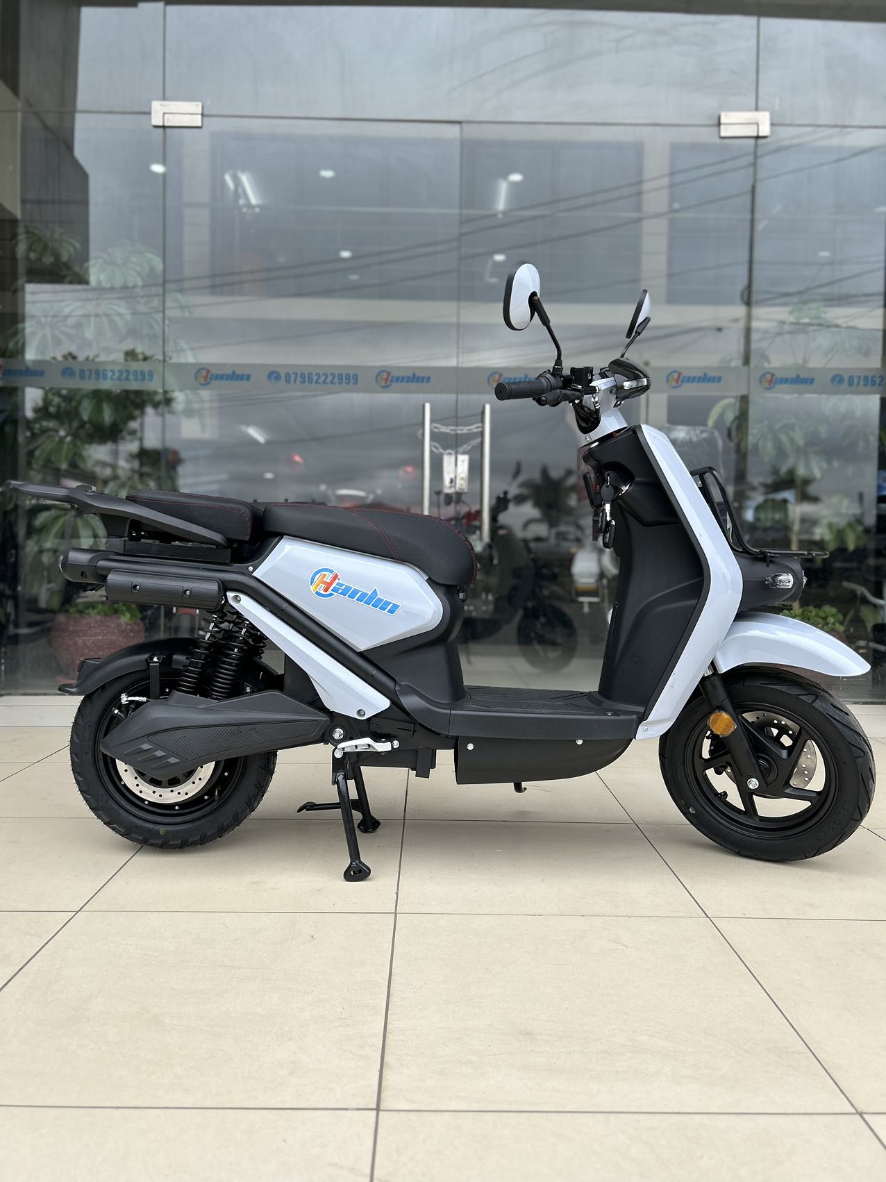 Hanlin-CPX Electric Scooter. ELECTRIC MOTORCYCLE ,Electric Scooter 1500W Brushless,Charge at home,Max Speed-65Km/h,Loading Capacity-200KG, Lithium Battery-60V 30AH (with room for extra battery)