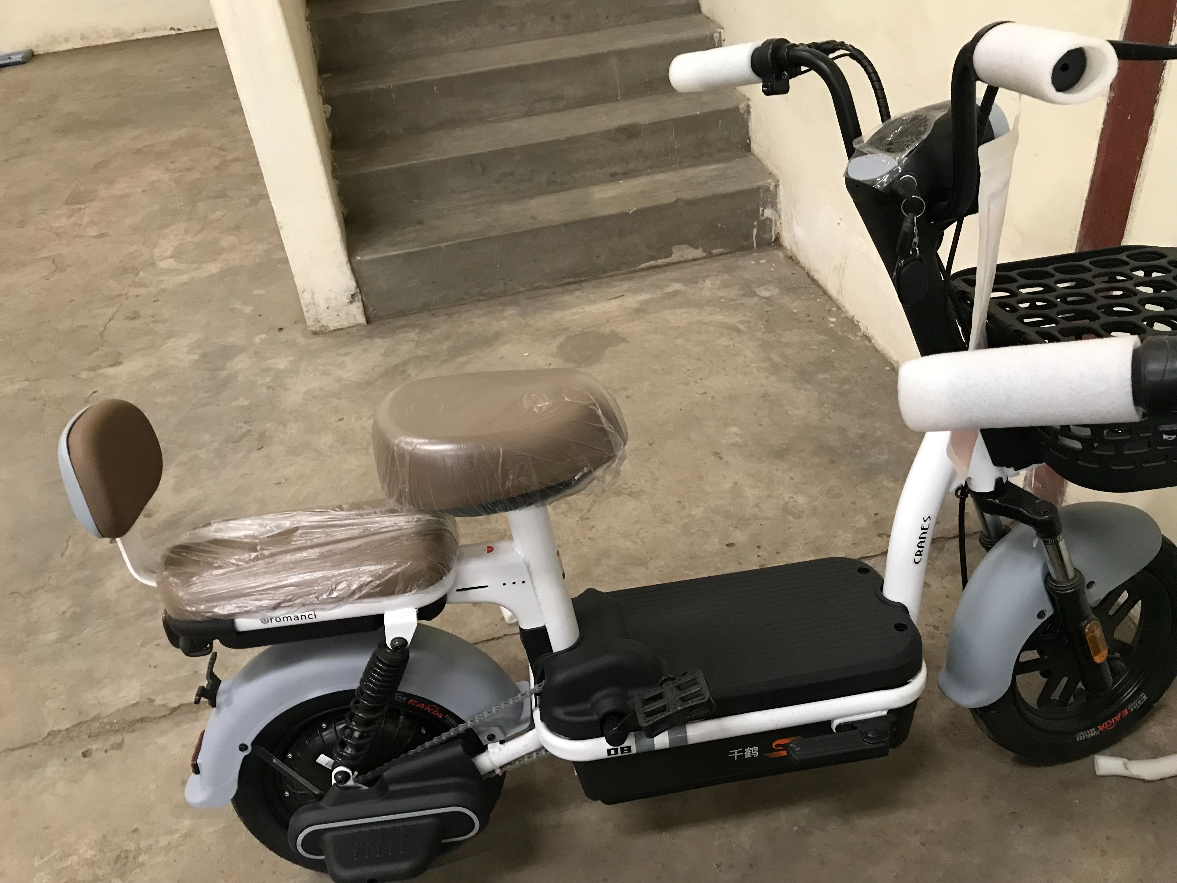 Crane Electric Scooter: 350W Motor, 48V/20AH Battery, 14 x 2.5 Tubeless Tires, Front & Rear Aluminum Hub Brakes, Six Tube Controller, Thickened Rear Shock Absorption, High-Elasticity Saddle, Bright .
