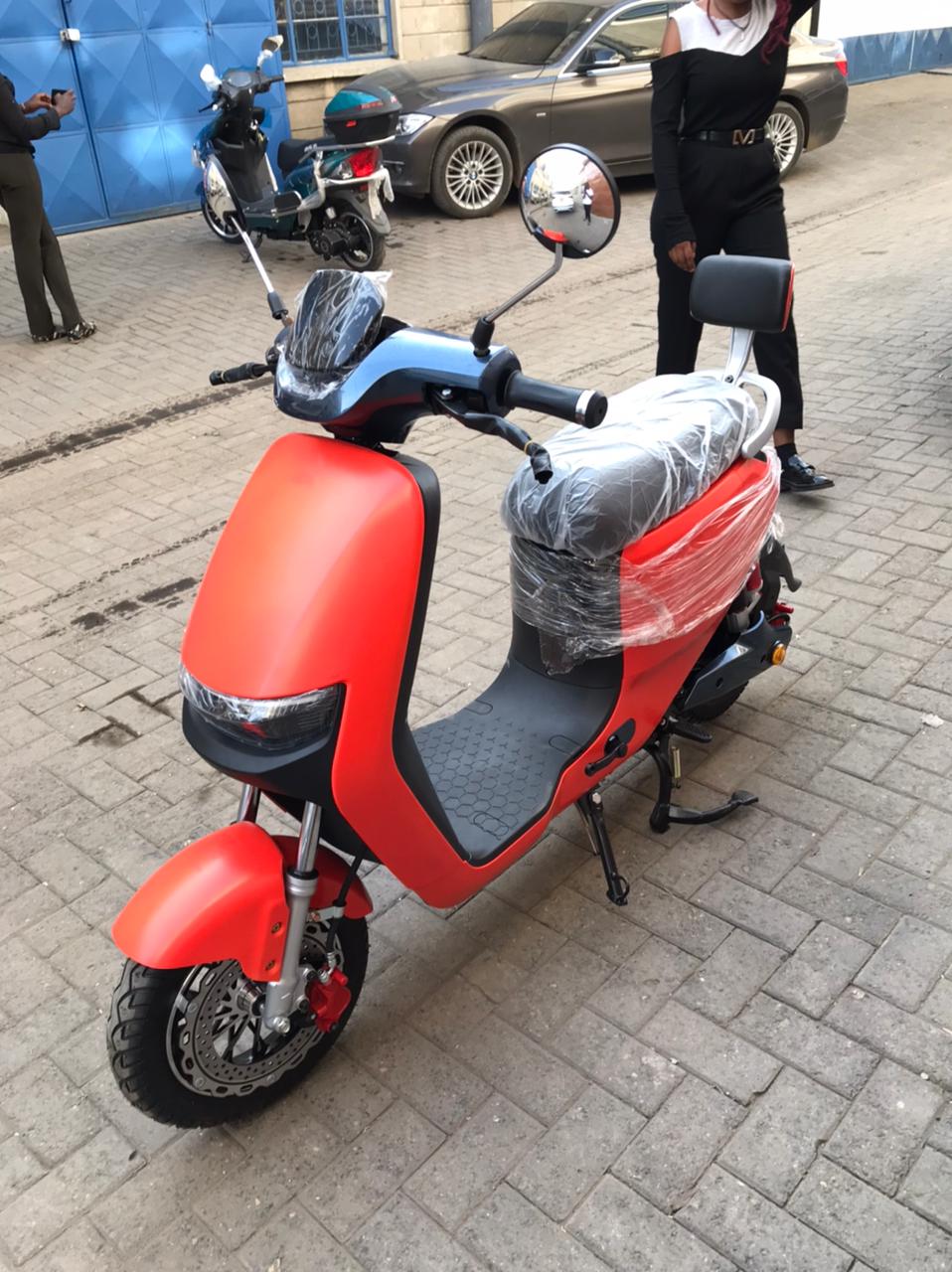 Far Ocean Trading Orange Electric scooter. 1000Watts, 80km on a full charge, 99km/h, Load capacity: 200KG+, Tubeless tires, 4 Gears, 60V/20AH Lead Acid Batteries. 1yr Warranty included.