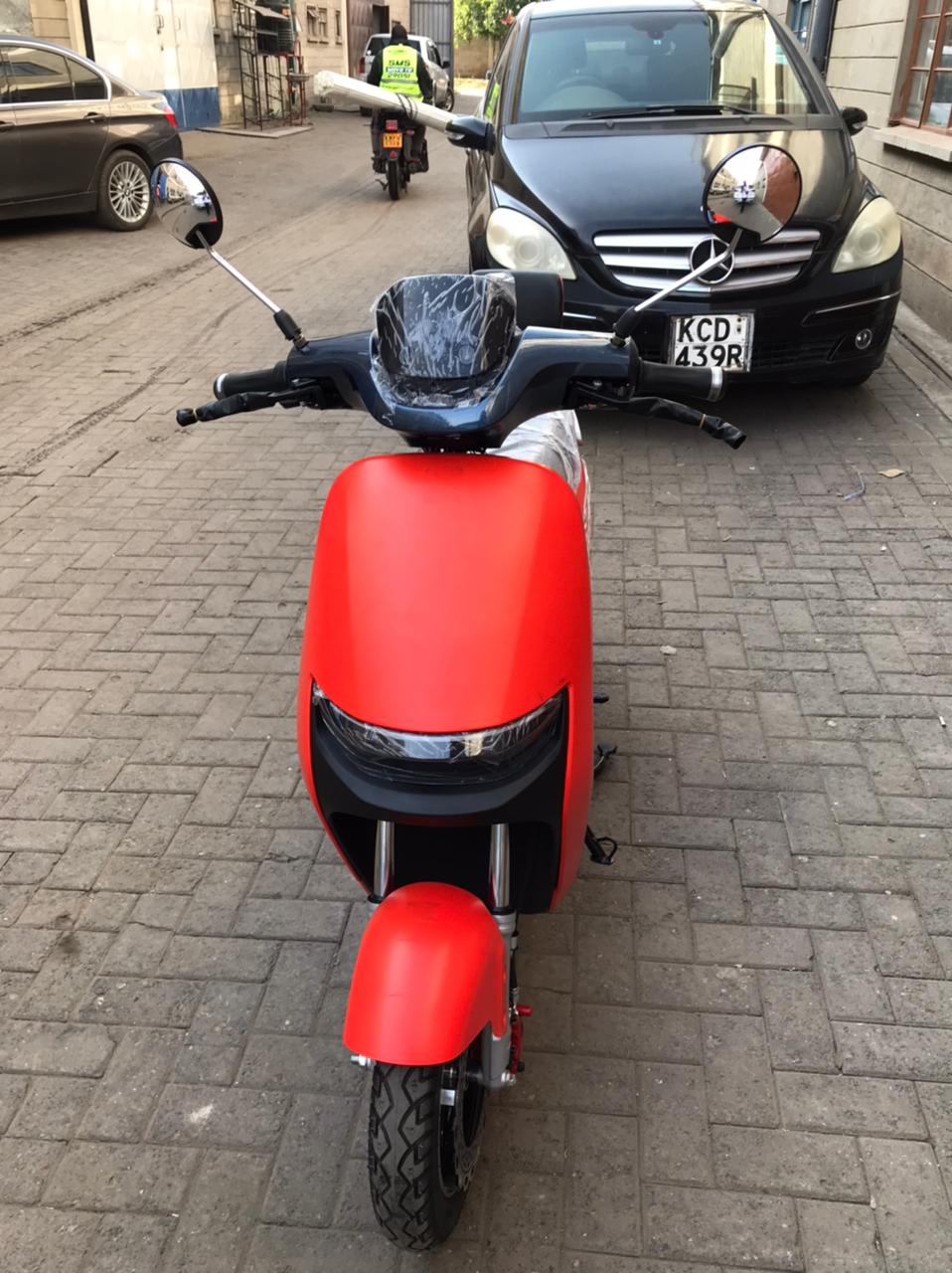 Far Ocean Trading Orange Electric scooter. 1000Watts, 80km on a full charge, 99km/h, Load capacity: 200KG+, Tubeless tires, 4 Gears, 60V/20AH Lead Acid Batteries. 1yr Warranty included.