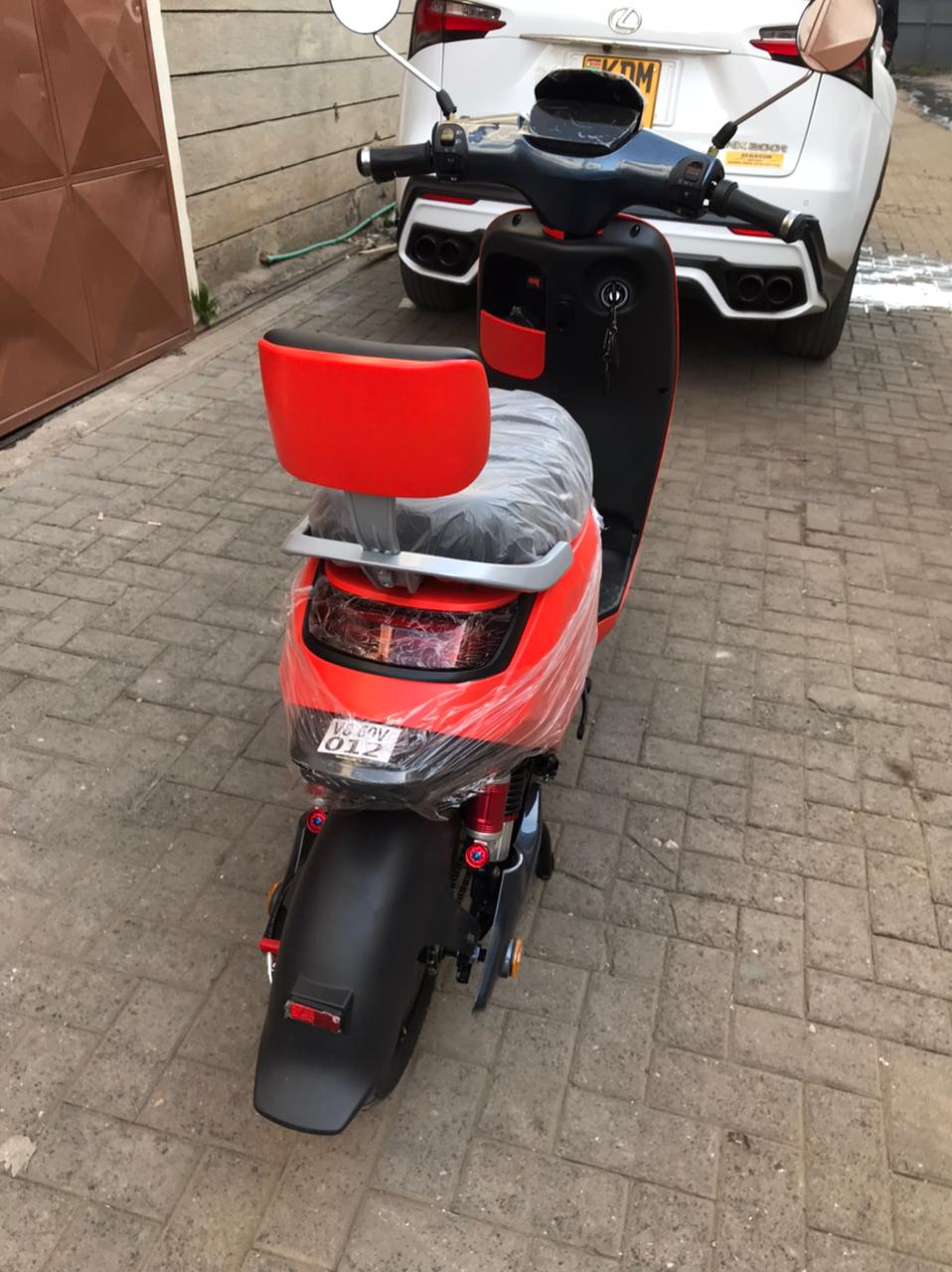 Far Ocean Trading Orange Electric scooter. 1000Watts, 80km on a full charge, 99km/h, Load capacity: 200KG+, Tubeless tires, 4 Gears, 60V/20AH Lead Acid Batteries. 1yr Warranty included.