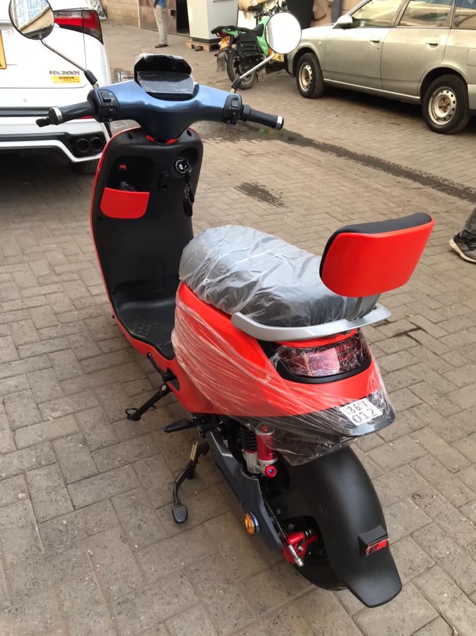 Far Ocean Trading Orange Electric scooter. 1000Watts, 80km on a full charge, 99km/h, Load capacity: 200KG+, Tubeless tires, 4 Gears, 60V/20AH Lead Acid Batteries. 1yr Warranty included.