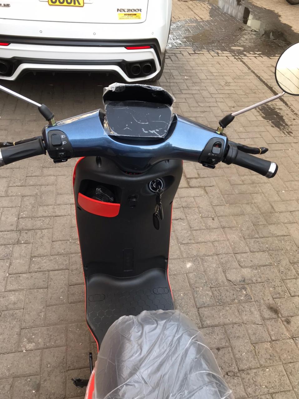 Far Ocean Trading Orange Electric scooter. 1000Watts, 80km on a full charge, 99km/h, Load capacity: 200KG+, Tubeless tires, 4 Gears, 60V/20AH Lead Acid Batteries. 1yr Warranty included.