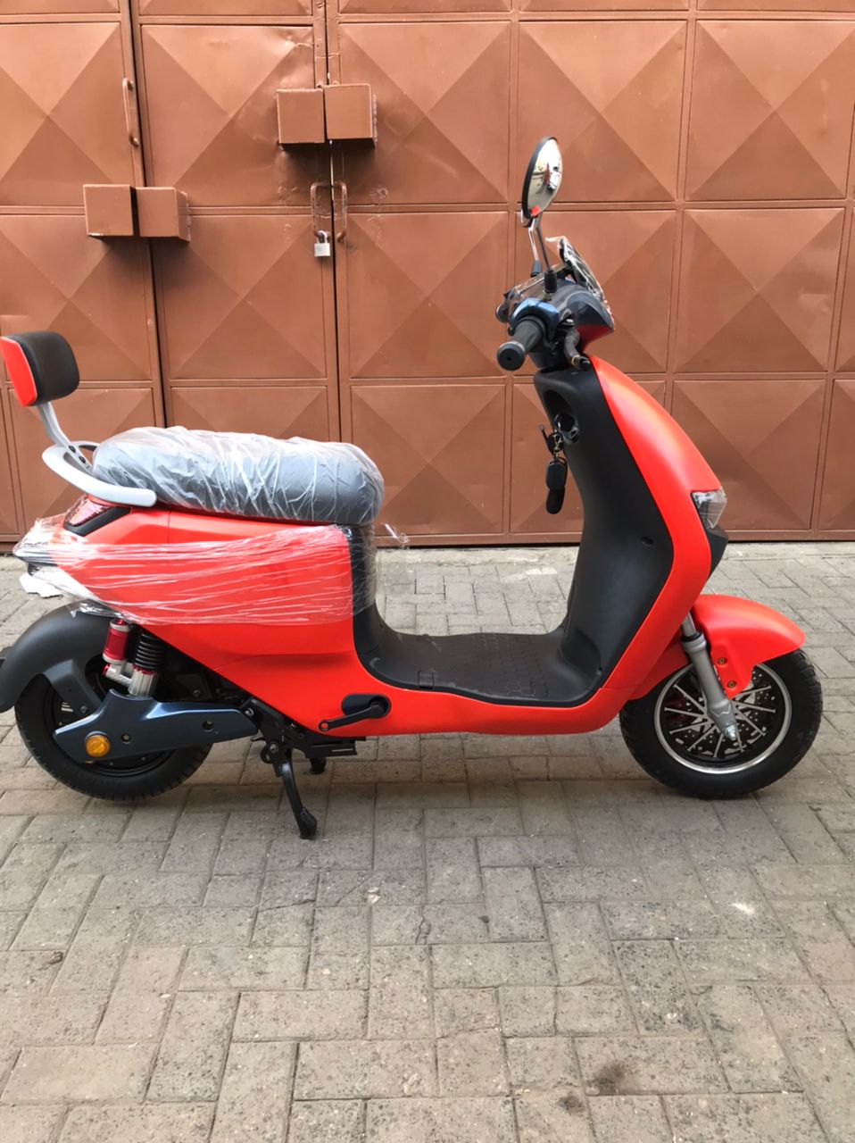 Far Ocean Trading Orange Electric scooter. 1000Watts, 80km on a full charge, 99km/h, Load capacity: 200KG+, Tubeless tires, 4 Gears, 60V/20AH Lead Acid Batteries. 1yr Warranty included.