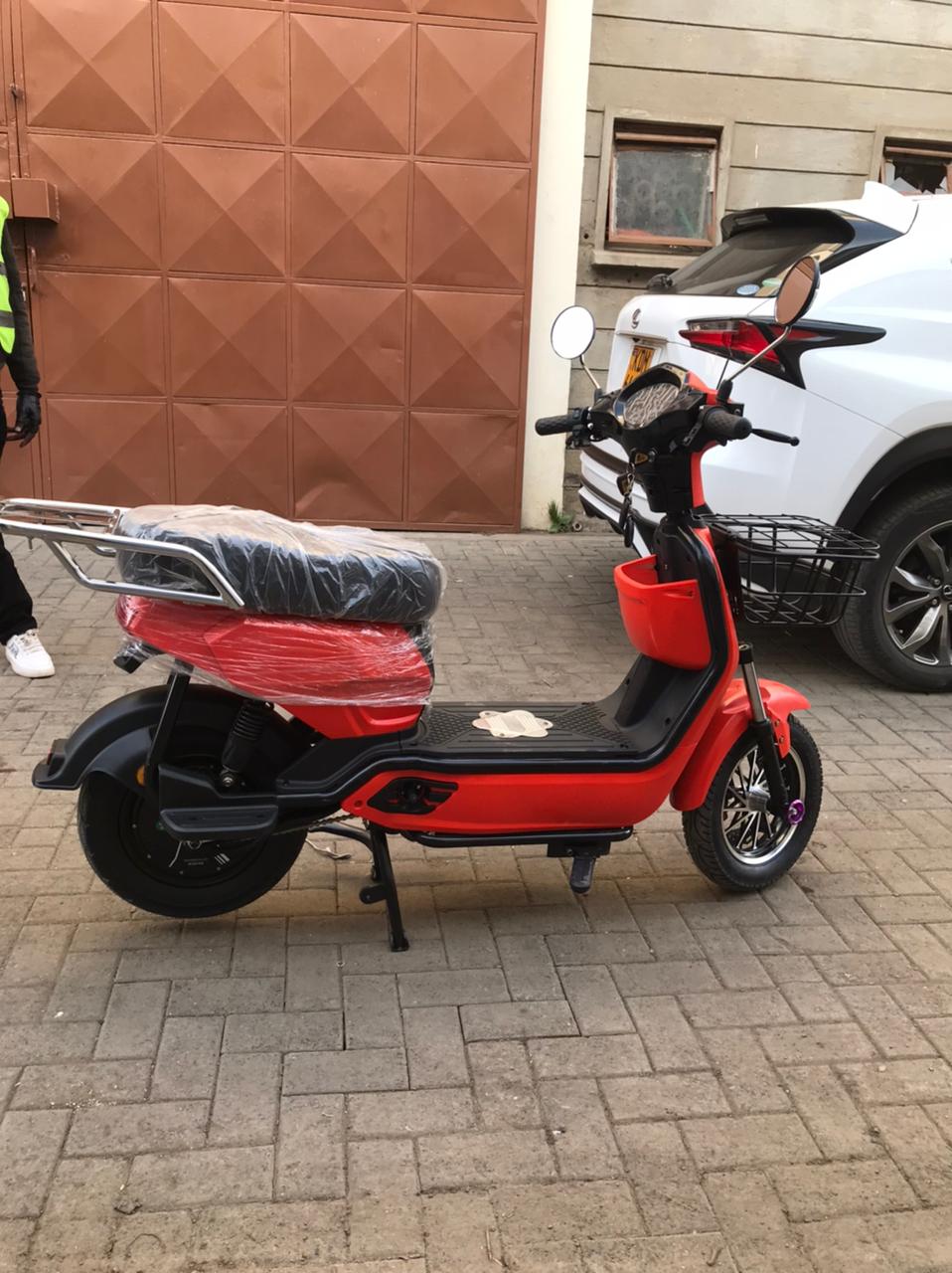 Far Ocean Orange Electric scooter. 800Watts, 80km on a full charge, 99km/h, Load capacity: 200KG+, Tubeless tires, 4 Gears, 60V/20AH Lead Acid Batteries. 1yr Warranty included.