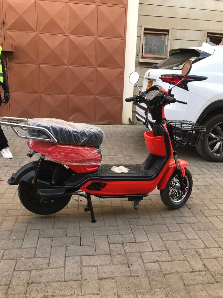 Far Ocean Orange Electric scooter. 800Watts, 80km on a full charge, 99km/h, Load capacity: 200KG+, Tubeless tires, 4 Gears, 60V/20AH Lead Acid Batteries. 1yr Warranty included.