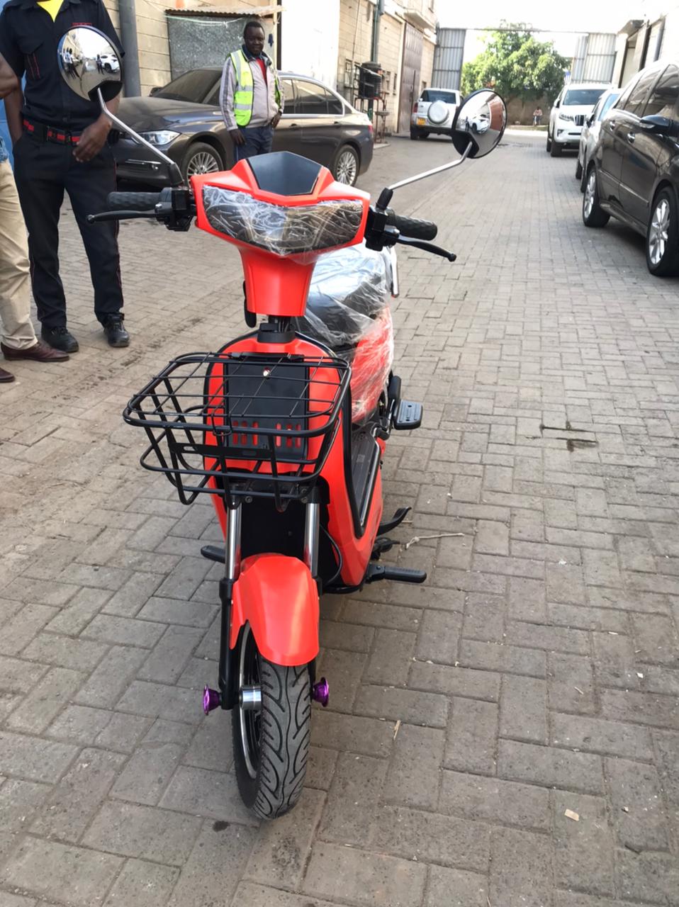 Far Ocean Orange Electric scooter. 800Watts, 80km on a full charge, 99km/h, Load capacity: 200KG+, Tubeless tires, 4 Gears, 60V/20AH Lead Acid Batteries. 1yr Warranty included.