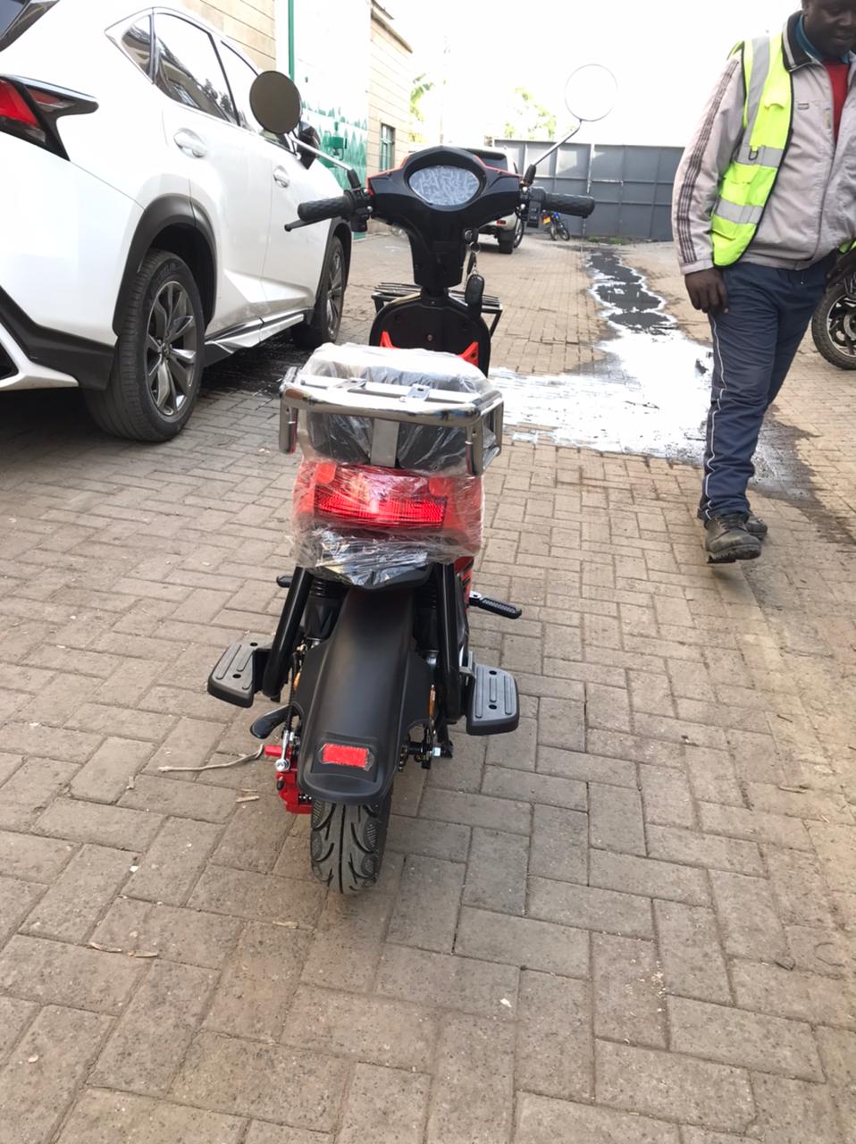 Far Ocean Orange Electric scooter. 800Watts, 80km on a full charge, 99km/h, Load capacity: 200KG+, Tubeless tires, 4 Gears, 60V/20AH Lead Acid Batteries. 1yr Warranty included.