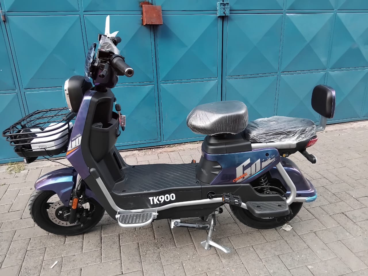 Blueish Big Mac Electric scooters. 800Watts, 80-100km on a full charge, 60km/h, 60V 20ah, No DL, No numberplates required. Suitable for daily commute and delivery. Can be used off-road. Charge at home