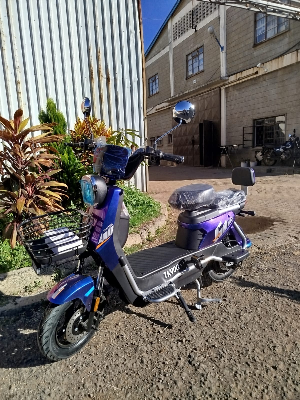 Blueish Big Mac Electric scooters. 800Watts, 80-100km on a full charge, 60km/h, 60V 20ah, No DL, No numberplates required. Suitable for daily commute and delivery. Can be used off-road. Charge at home
