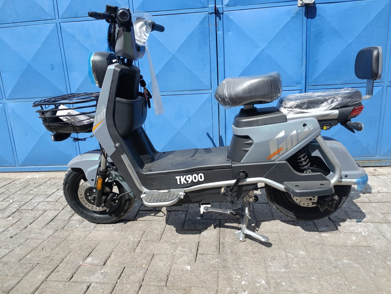 Green Big Mac Electric scooters. 800Watts, 80-100km on a full charge, 60km/h, 60V 20ah, No DL, No numberplates required. Suitable for daily commute and delivery. Can be used off-road. Charge at home