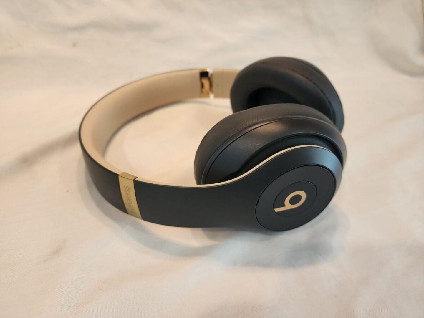 Beats studio 3 wireless headphones -Noise canceling