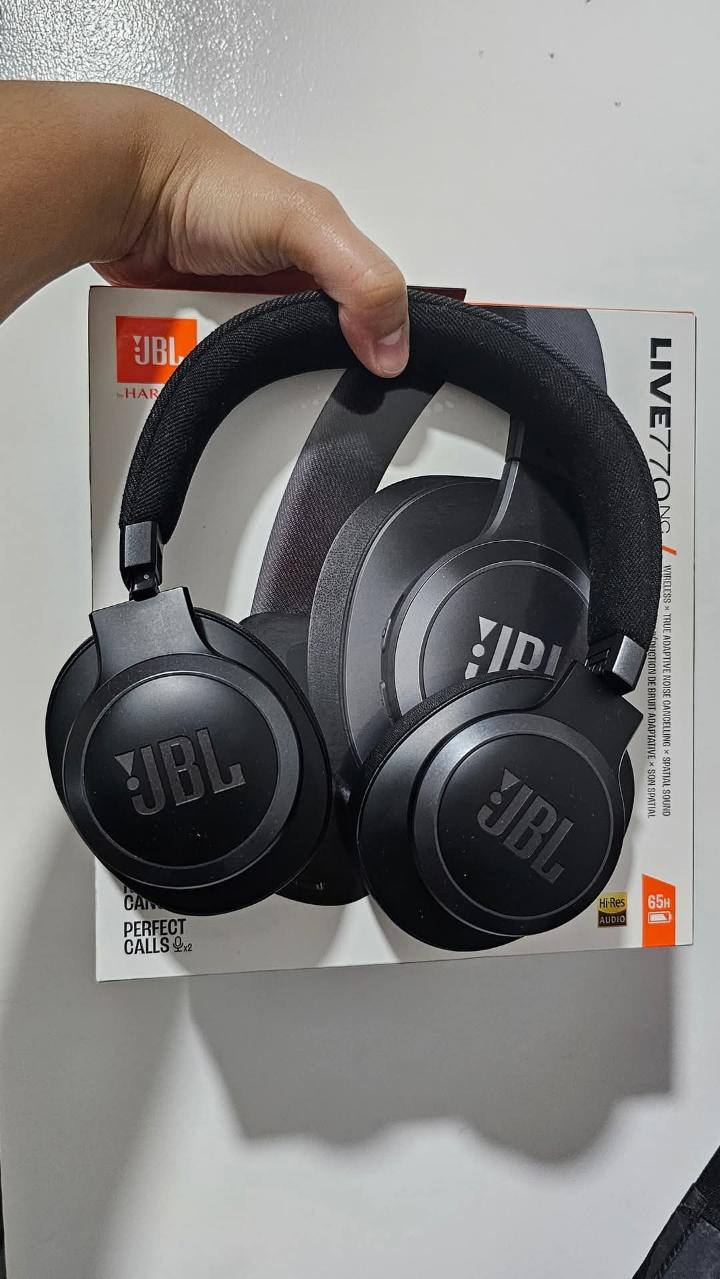 Jbl Live 770 wireless headphones -Noise canceling
