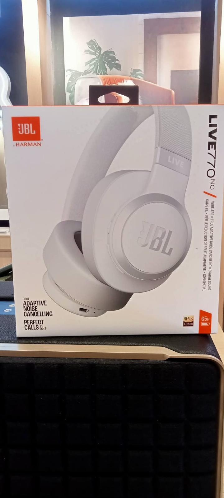 Jbl Live 770 wireless headphones -Noise canceling