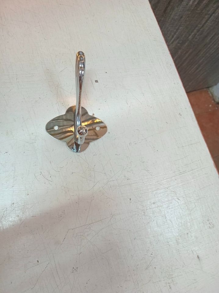 🔩 Single Silver Hook — Simple, Stylish & Practical
A single silver hook is a versatile and functional accessory for any home, bathroom, or office. It’s perfect for hanging towels, robes, keys, bags,