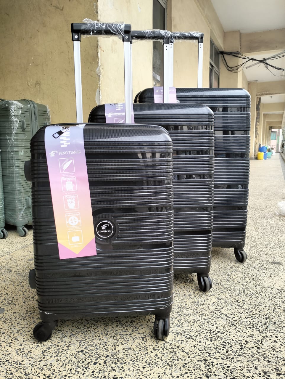 Fashion 3 IN 1 UNBREAKBLE LAXURIOUS RUBBER SUITCASE BRIEFCASE TRAVEL BAG SIZE 4.**Made of high-quality materials Sleek and stylish design 3-in-1 design Hard outer shell for protection FROM SCRATCHES