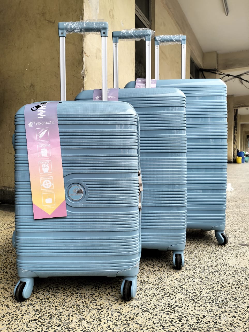 Fashion 3 IN 1 UNBREAKBLE LAXURIOUS RUBBER SUITCASE BRIEFCASE TRAVEL BAG SIZE 4.**Made of high-quality materials Sleek and stylish design 3-in-1 design Hard outer shell for protection FROM SCRATCHES