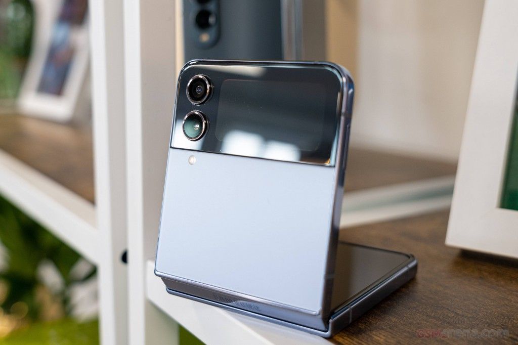 Samsung galaxy Z Flip 4 5G.