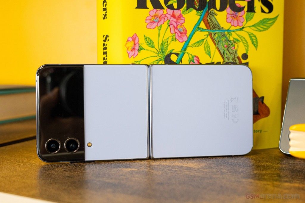 Samsung galaxy Z Flip 4 5G.