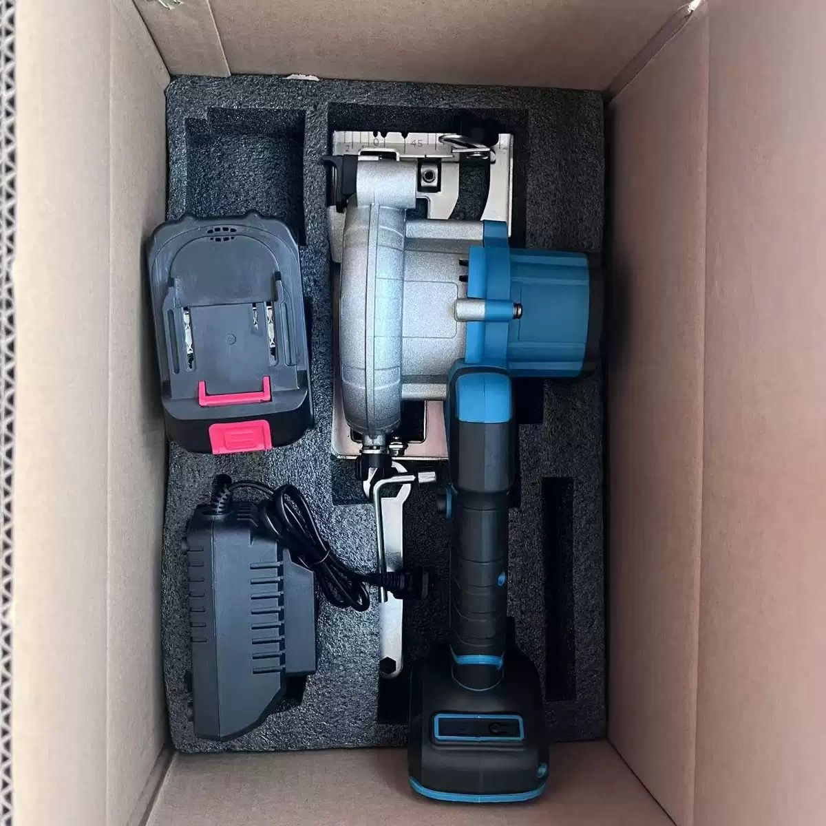 5-inch Electric Saw Charging Single Hand Saw  Two batteries and one charger Universal 21V Battery,Handheld Lithium Battery Circular Saw Woodworking Hand Saw