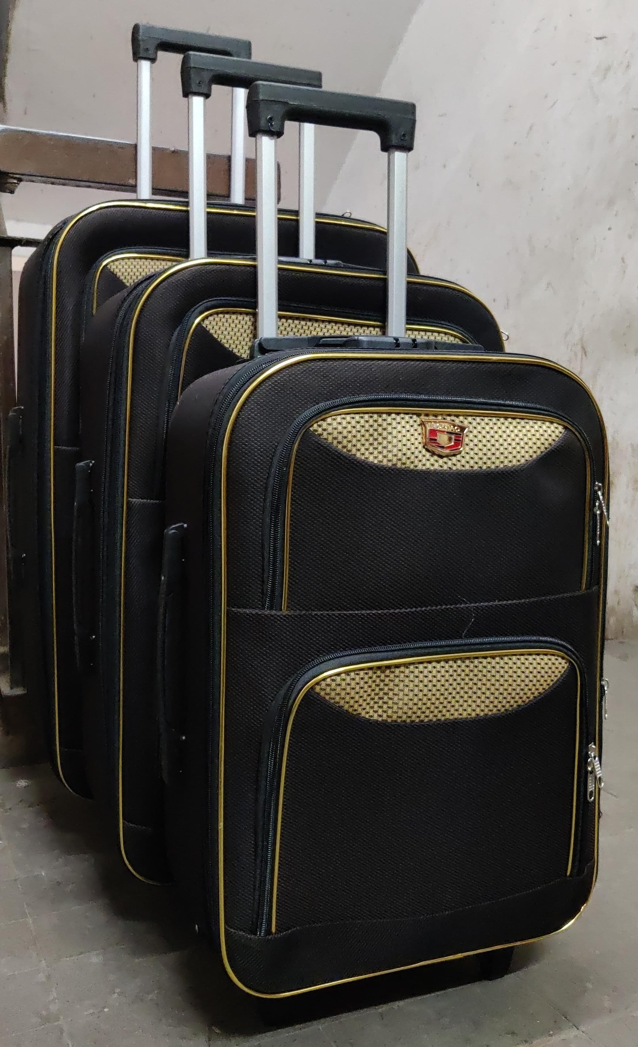3 in 1 Pioneer traveling bag suitcase  Stylish travel suitcase made from durable fabric. It comes with a set of 180-degree wheels for convenient movement.