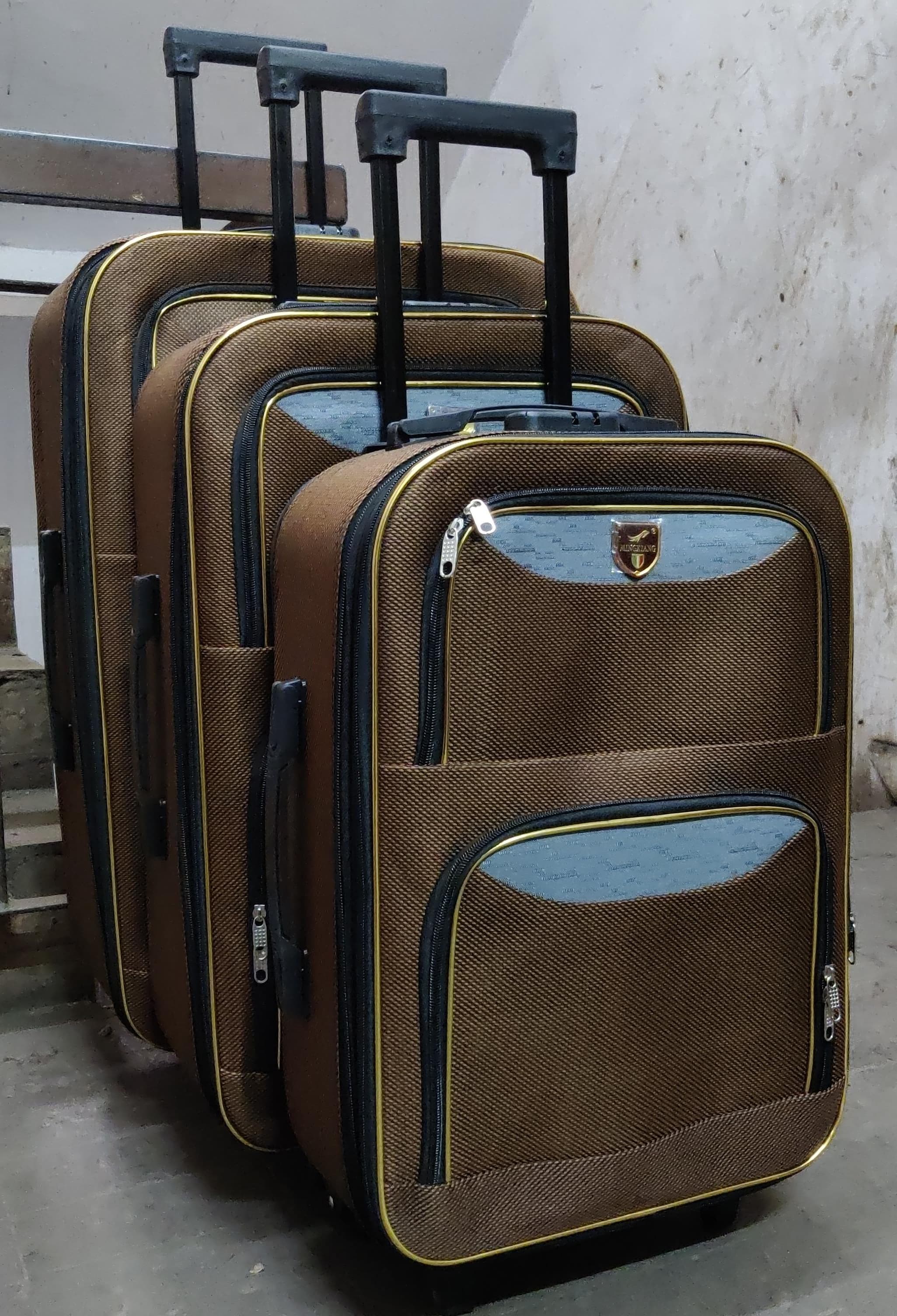 3 in 1 Pioneer traveling bag suitcase  Stylish travel suitcase made from durable fabric. It comes with a set of 180-degree wheels for convenient movement.