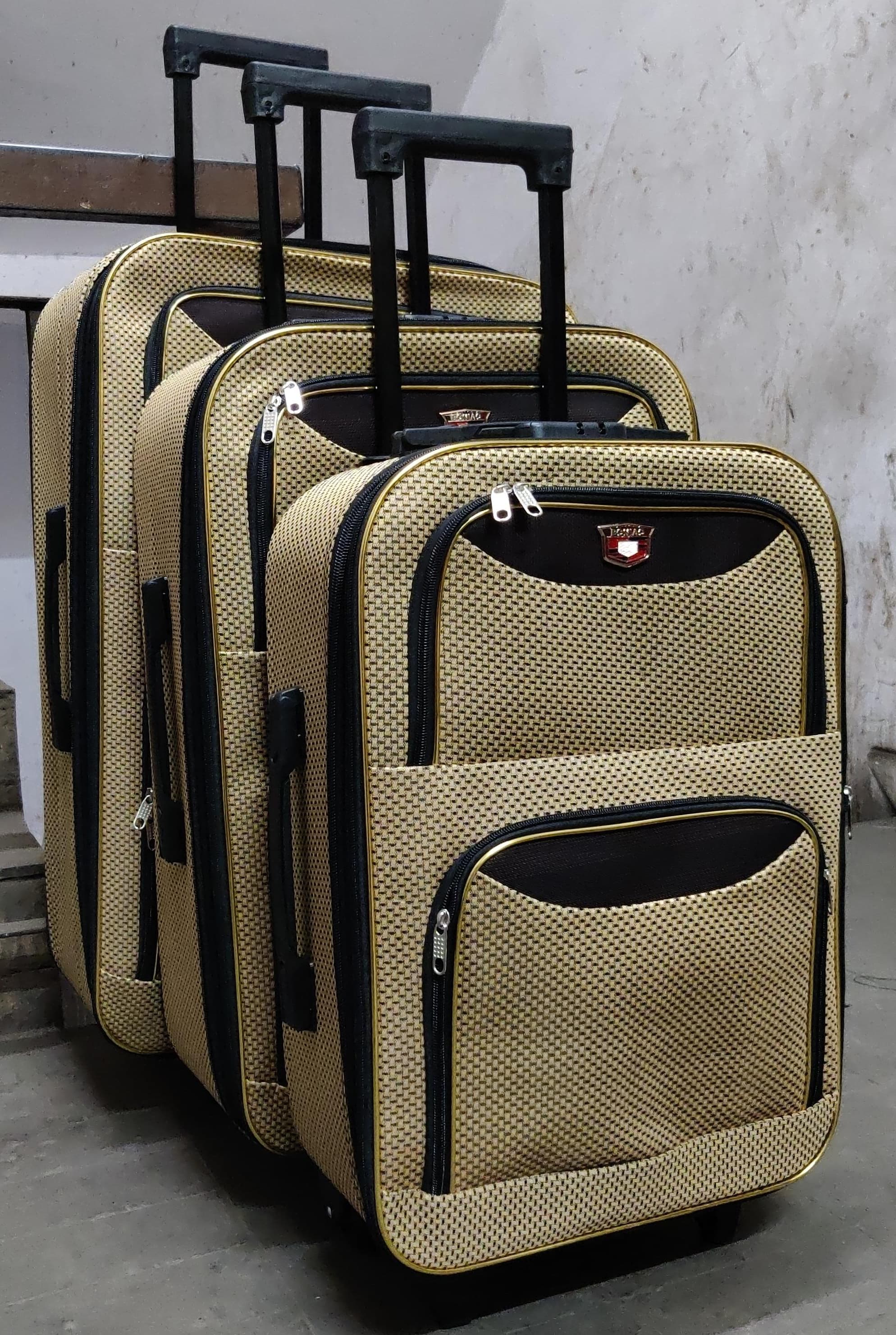 3 in 1 Pioneer traveling bag suitcase  Stylish travel suitcase made from durable fabric. It comes with a set of 180-degree wheels for convenient movement.