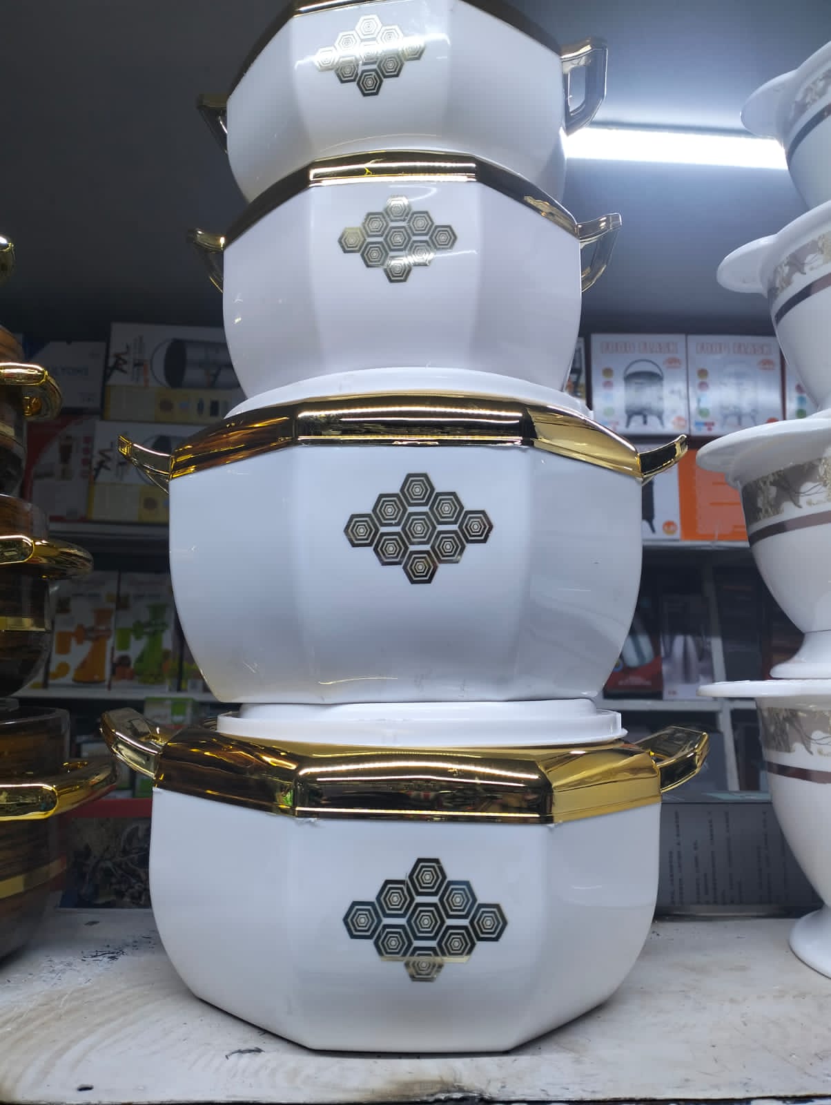 Hotpots Set Keep your food hot and fresh for upto 6 Hours with this elegant and very stylish 4 Piece Food Warmer Server Hot Pot. They are insulated with tough, oduorless, hygienic, durable and virtua