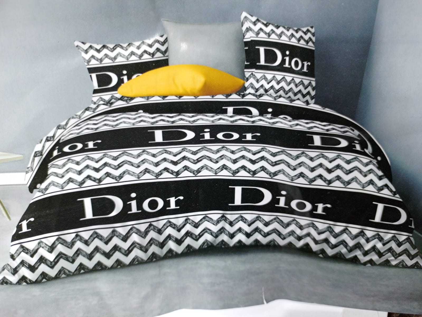 6x6 Colored Bedsheet Set 4 Pcs (2 Bedsheets & 2 Pillowcases)  Its easy to clean and iron.4 piece bed sheet set that includes 2 flat sheet, and 2pieces of  pillowcases This material is an outstanding o