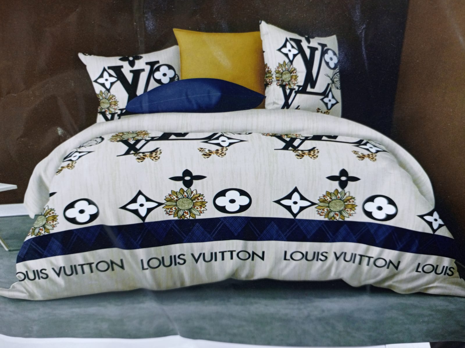 6x6 Colored Bedsheet Set 4 Pcs (2 Bedsheets & 2 Pillowcases)  Its easy to clean and iron.4 piece bed sheet set that includes 2 flat sheet, and 2pieces of  pillowcases This material is an outstanding o