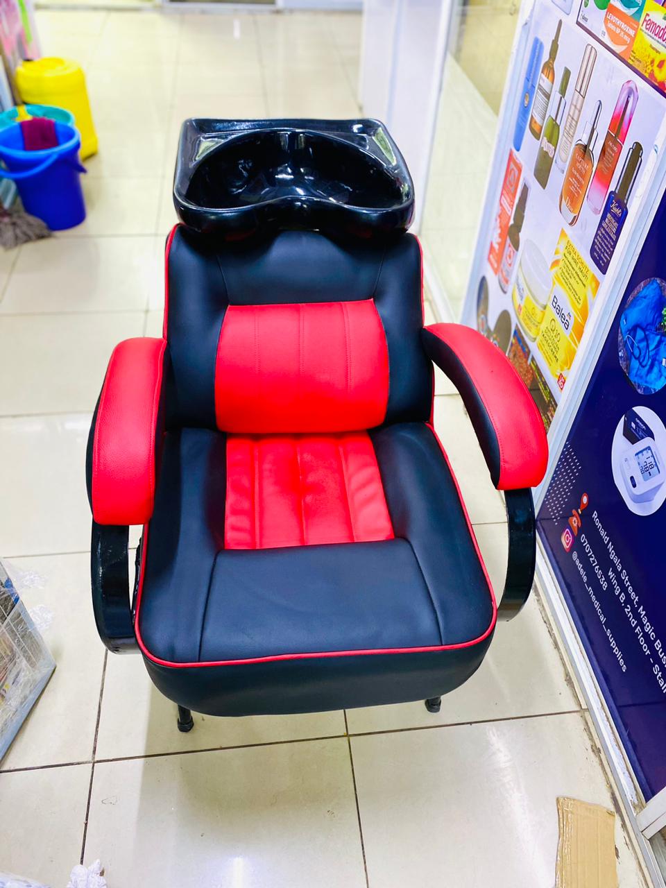 😊 😝 Kinyozi/ salon chair and sink .A local salon sink, often referred to as a shampoo bowl or shampoo station, is specifically designed for washing clients' hair in hair salons or barbershops.