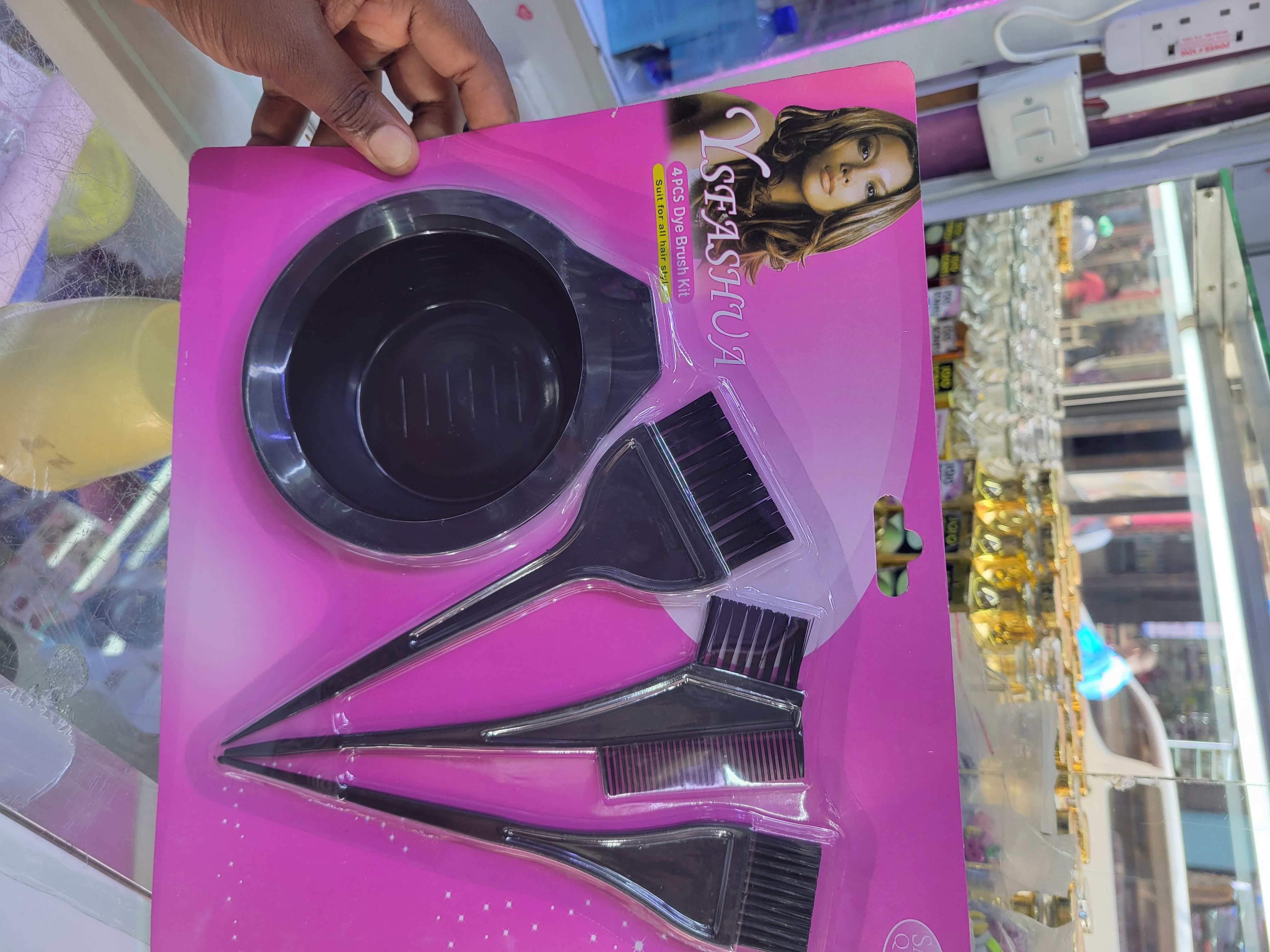 Style your hair easily with this 4 pieces Dye Brush kits.