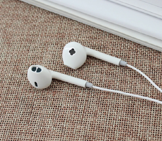 OPPO 3.5mm In-ear colorful earphones with microphone and inline control, compatible with Apple, Android, and Samsung Huawei OPPO VIVO phones, emphasizing heavy bass