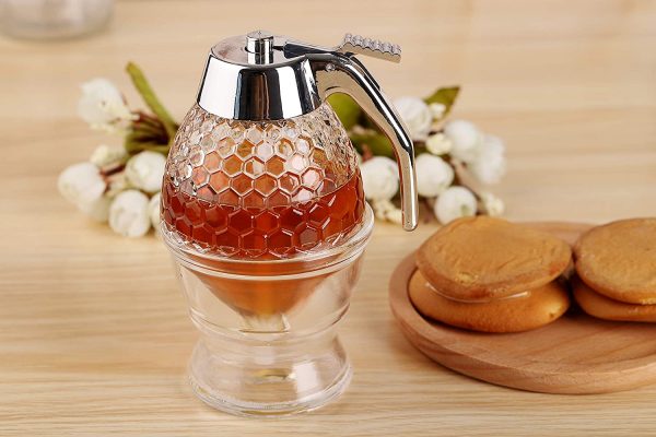 HONEY DISPENSER – NO DRIP GLASS WITH STAND – HONEY JAR – CLEAR GLASS HONEY CONTAINER WITH DIPPER – MAPLE SYRUP DISPENSER – HONEY POT WITH STAND – HONEY BOTTLE WITH FLIP TOP LID