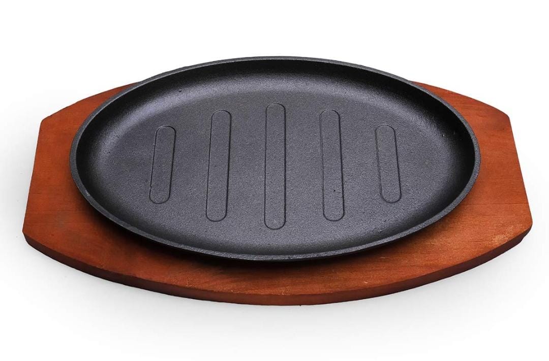 CAST IRON SIZZLING  STEAK PLATE WITH  WOODEN BASE FOR RESTAURANT HOME KITCHEN COOKING ACCESSORY FOR PAN GRILLING MEATS SEAFOOD CAST IRON SKILLETS FOR CAMPING, INDOOR & OUTDOOR FOOD COOKING
